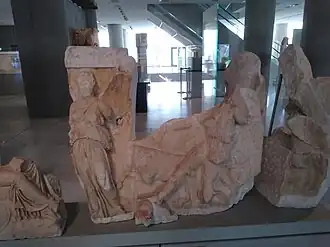 Две Ники, ведущие жертвенного быка. Слева — стоящая Ника