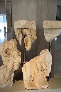 Ники, несущие трофей