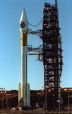 Ракета-носитель Атлас IIAS на площадке SLC-3E перед запуском аппарата Терра