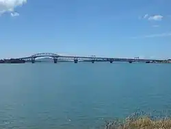 Мост Auckland Harbour в en:Watchman Island, к западу от него.