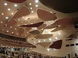 Интерьер здания Aula Magna Центрального университета Венесуэлы - потолок с «Акустическими облаками» работы Александра Колдера