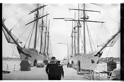 Кильская неделя: Juan Sebastián de Elcano — слева, систершип Esmeralda — справа (Киль, Германия — июнь 1965)