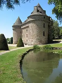 Замок со стороны пруда