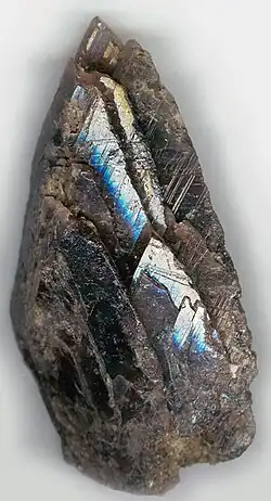 Ферро-аксинит (кристалл размером 5 см), месторождение Прибрежное, Чукотка