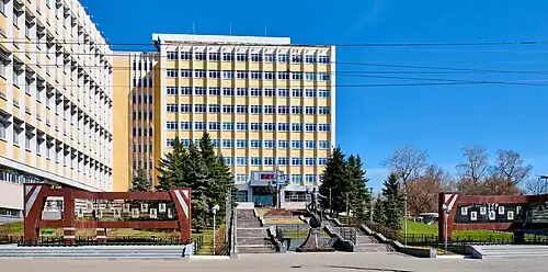 Доска почёта и памятник Ю. А. Гагарину у входа в здание администрации со стороны ул. М. Горького