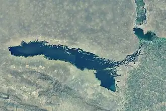 Слева и по центру — Арнасайская система озёр, в правом верхнем углу более светлым цветом — Шардаринское водохранилище