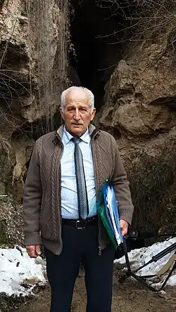 Асадулла Джафаров перед Азыхской пещерой, 17 марта 2021 г.