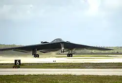 Взлёт B-2 с базы военно-воздушных сил США «Андерсен», располагающейся на острове Гуам в Тихом Океане.
