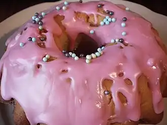 Кекс, украшенный разноцветными драже