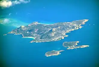 Остров Бейбел (крупный) и острова Кэт[англ.] и Сторхаус[англ.] (помельче)