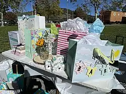 Стол с подарками будущей маме