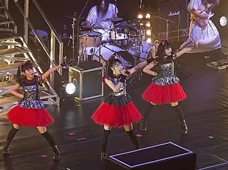 Группа Babymetal, которой часто приписывают создание жанра (Лондон, ноябрь 2014)