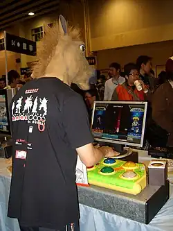 Человек, играющий в ритм-игру Pop’n’Music от Konami