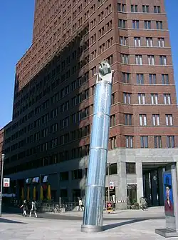 Световой колодец на станции метро в Берлине. Верхняя часть