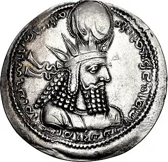Изображение Бахрама I на серебряной драхме. Его монеты изображают его в характерной короне Митры — головном уборе, украшенном шипами в форме лучей