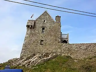 Замок стоит на скале песчаника.