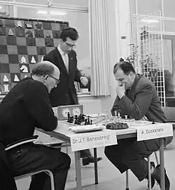 Слева, в 1960 году