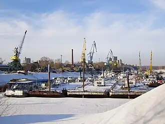 Речные суда на зимовке в грузовой части порта