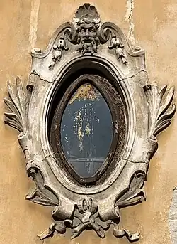 Оконный наличник в стиле необарокко  с маскароном. Бухарест