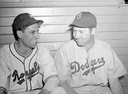 Руа (слева) и Хью Кейси, 1946 год