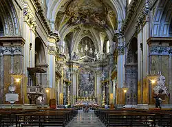 Главный неф церкви. Вид на алтарь