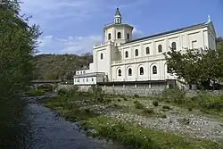 Малая базилика Пресвятой Богородицы на правом берегу среднего течения Кораче. Вид с моста вверх по течению.