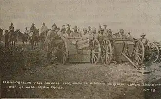 Солдаты Альваро Обрегона собирают пушки, брошенные войсками генерала Педро Охеды.