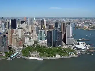 Вид на южную оконечность Манхэттена; Бэттери-Плейс — слева по центру