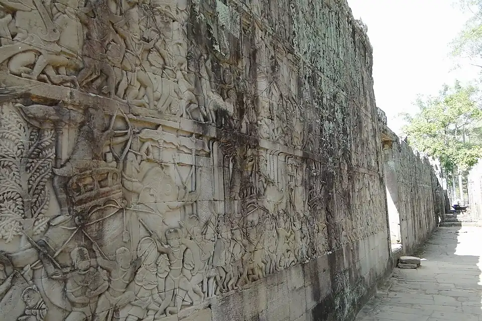 Большой барельеф на внешней стене