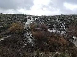 Сёрфинг по базальтовому руслу реки около шоссе 808, январь 2020 года