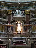Алтарное пространство и статуя Св. Стефана