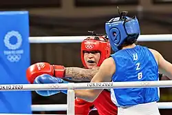 Беатрис Феррейра (в красном) против Райхоны Кодировой на Олимпийских играх 2020 года.