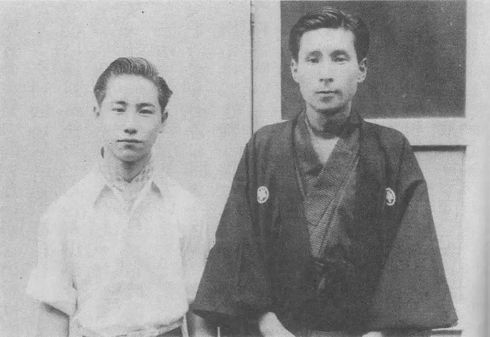 Мастера ракуго Кацура Бэйтё (1996) и Кацура Харудандзи III