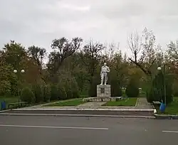 Памятник в Белой Калитве напротив завода АМР