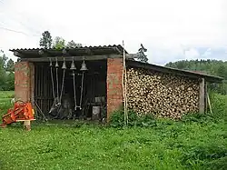 Импровизированная звонница, фото 2008 года