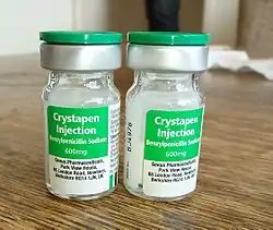 Флаконы с порошком бензилпенициллина натриевой соли для приготовления инъекционного раствора, оснащённые дополнительным пластиковым колпачком контроля вскрытия