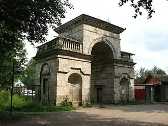 Фотография 2010 года со стороны парка