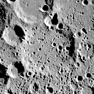 Снимок зонда Lunar Reconnaissance Orbiter. Кратер Берлаге в центре снимка