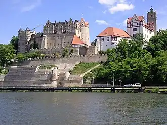 Вид замка со стороны реки Зале