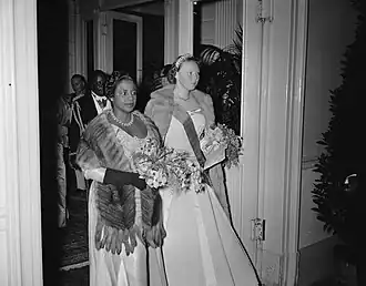 Антуанетта Табмен (слева) и принцесса Беатрикс