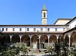 Кьостро (дворик) и кампанила (колокольня)
