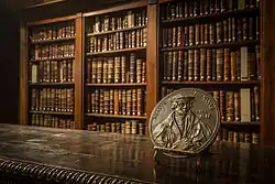 Вид книг; на переднем плане — плакетка с портретом Беатуса