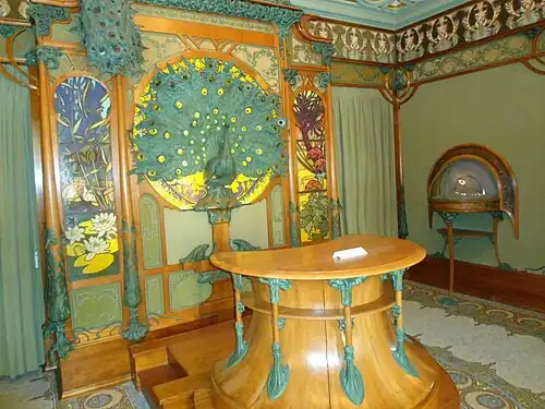 Павлин на фронтальной стене