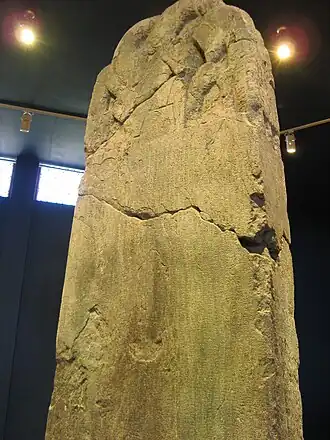 Стела монумента в музее «Кошо-Цайдам»