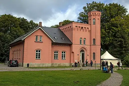 Старинная гостиница к северу от замка