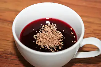 Черничный суп посыпанный кокосовой стружкой