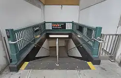 Тот же вход после соединения этой платформы с остальной частью пересадочного узла в 2012 году