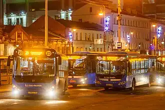 Автобусы Yutong ZK6118HGA 2020 года выпуска и ZhongTong LCK6105HG 2022 года на конечной остановке 23-го маршрута «Площадь Семёновская». Техника принадлежит ООО «Раннер»