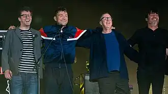 Blur на стадионе Уэмбли в 2023 году. Слева направо: Грэм Коксон, Деймон Албарн, Дейв Раунтри и Алекс Джеймс.
