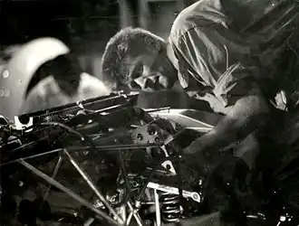 Боб Уоллес за работой над Maserati «Birdcage»[англ.]; начало 1960-х.